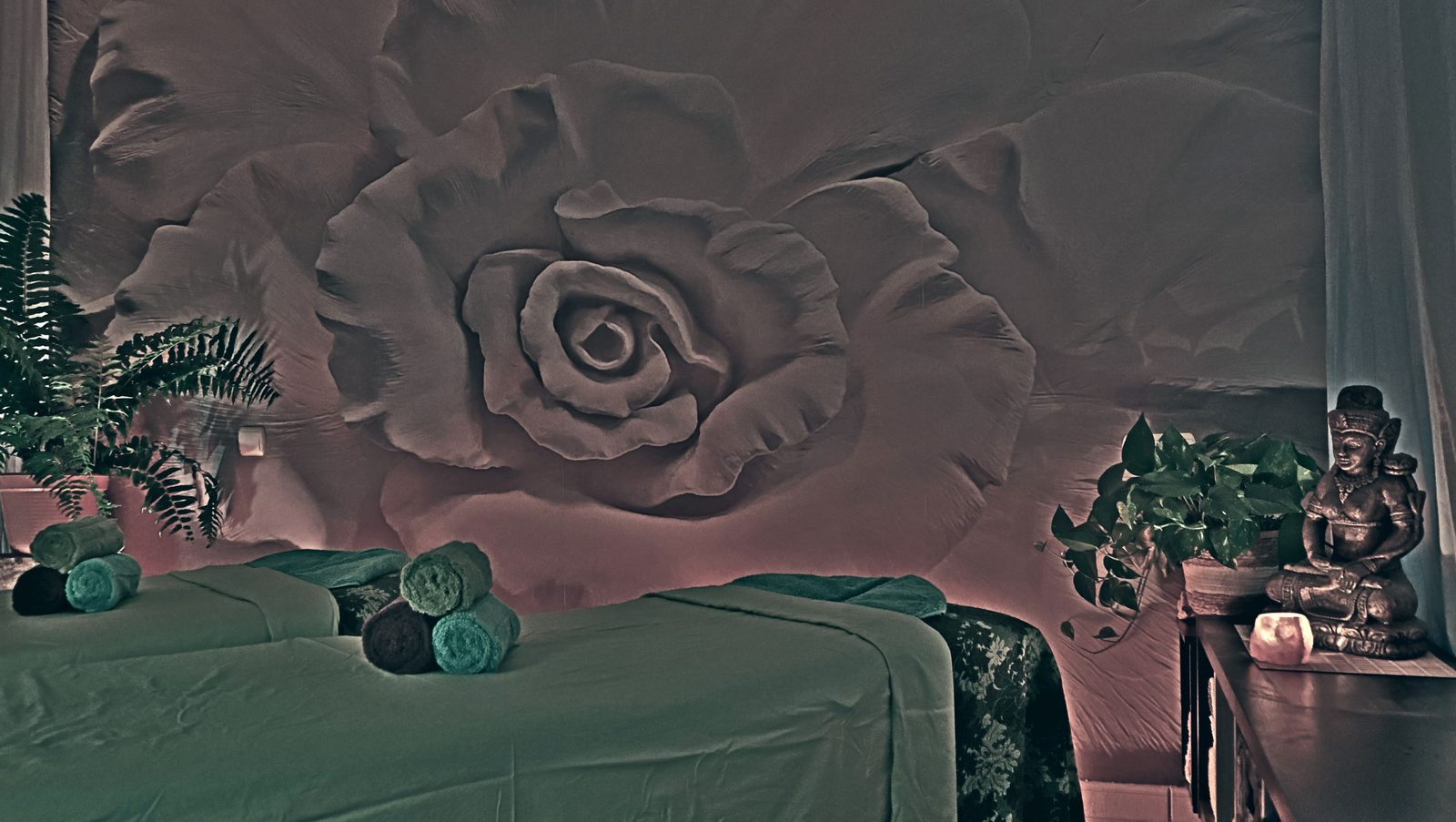 Couples massage in the same room