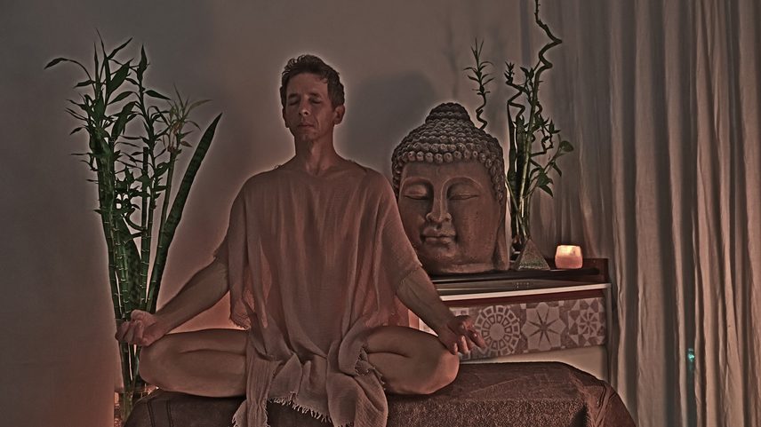 Greg meditating in the treatment room in Playa del Inglés