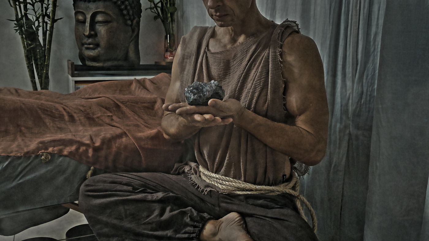 Short meditation with crystals before a massage in Gran Canaria