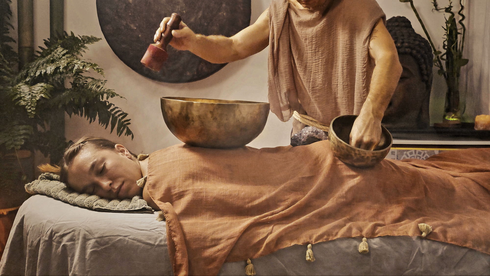 Tibetan singing bowl massage in Playa del Ingl&eacute;s, Gran Canaria &mdash; bowls resting on the body during a sound session